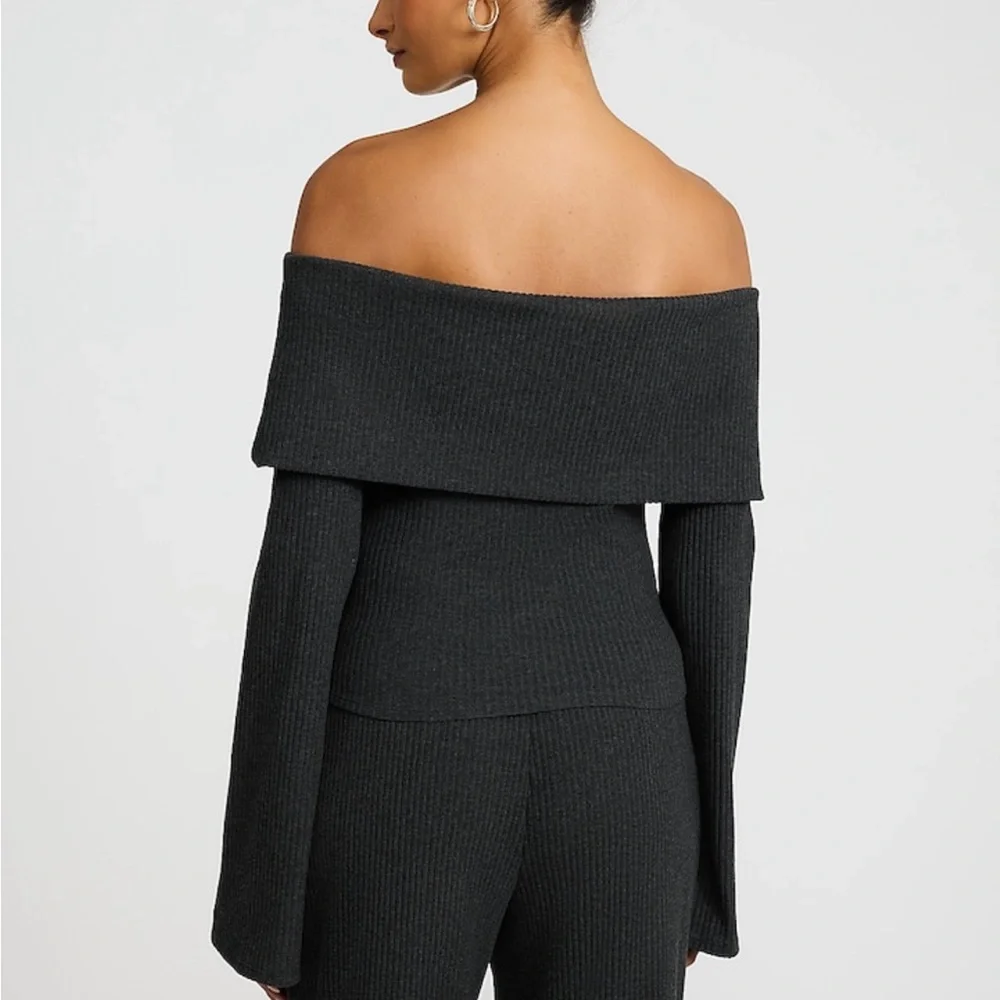 Off-Shoulder Ribbed Top - Picture 2 of 4